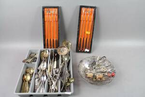 Blandade bestick i nysilver och rostfritt