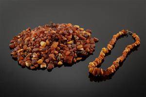 Samling af upolerede ravstykker samt halskæde, 350 g.