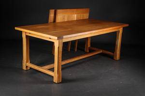 Spisebord af egetræ