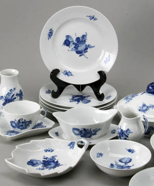 Kgl. Porcelæn. Spise- kaffestel, Blå Blomst 16