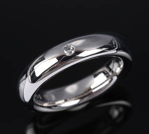 Ole Lynggaard. The Ring nr. 5 i 14 kt. hvidguld prydet med brillant