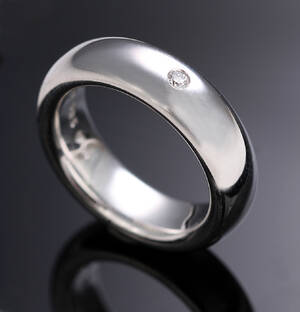 Ole Lynggaard. The Ring nr. 6 i 14 kt. hvidguld med brillant