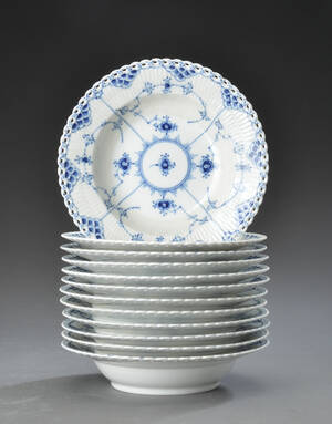 Royal Copenhagen. Helblonde musselmalet dybe tallerkner, nr. 1079 12 