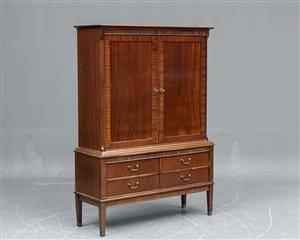 Skab af mahogni