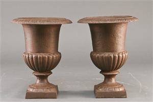 Par havevaser  urner af patineret støbejern h. 30 cm.