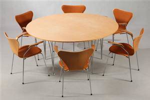 Arne Jacobsen, Piet Hein  Bruno Mathsson. Supercirkulært spisebord samt 6 syverstole 7.
