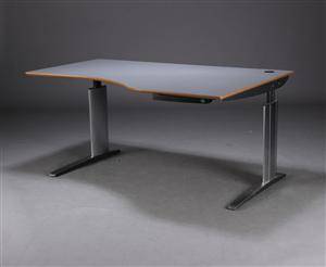 Dansk møbelproducent. Skrivebord, gråt laminat