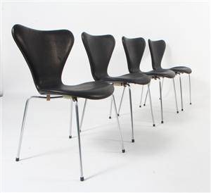 Arne Jacobsen. Sæt på fire stole syveren , model 3107, nybetrukket med anilin læder . 4