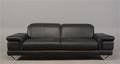 Tre-pers. sofa i sort læder på slidflader