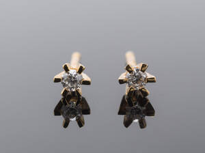 Par solitaire ørestikker med brillant, ca. 0.08 ct. 14 kt. guld