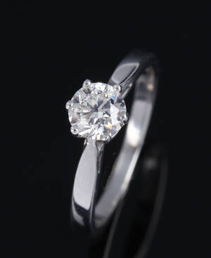 Brillant-solitairering af 18 kt. hvidguld på 0.73 ct