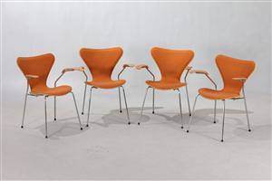 Arne Jacobsen. Sæt på fire syver armstole model 3207 4.