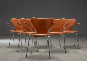 Arne Jacobsen. Seks syverstole model 3207, cognacfarvet læder 6 