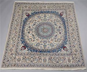 Persisk Nain tæppe på lys bund 198 x 210 cm