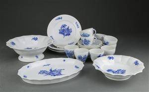 Kgl. P. Blå Blomst, flettet, kantet og svejfet. Div. service af porcelæn 24