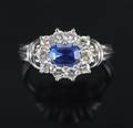 Ring af hvidguld med safir og brillanter