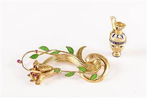 Broche iform af blomst 18 kt. guld og charms 2