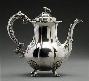 Kaffekande af sølv med ligeknækket korpus. Carl  M. Cohr.