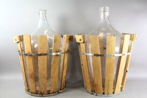 Damejeanner i träställning 2 st