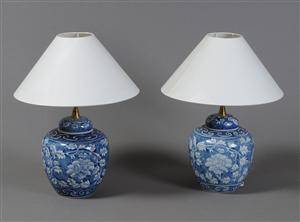 Par kinesiske bordlamper, blådekoreret porcelæn