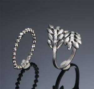 To ringe af sort rhodineret sølv og diamanter, Pearlhouserock