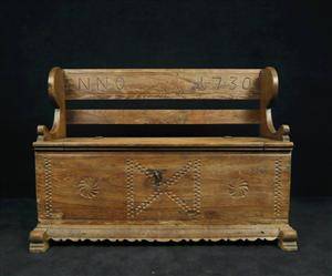 Bænk i massiv eg, mærket 