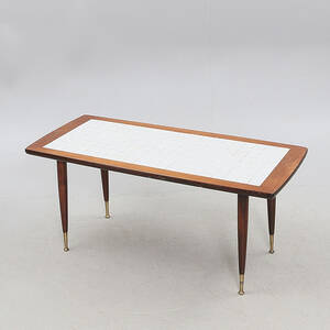 SOFFBORD, trä, med kakelplattor, 1900-tal.