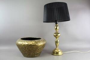 Bordslampa och kruka i mässing