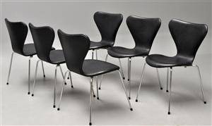 Arne Jacobsen. Et sæt på seks Syver stole, sort læder, model 3107. 6 