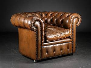Chesterfield lænestol betrukket med brunt læder