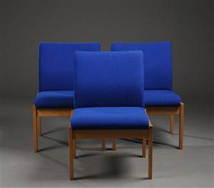 Et sæt på tre stole af lys bøgetræ, med betræk i sæde og ryg af koboltblåt uldbetræk. 3.