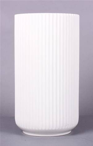 Lyngby porcelæn. Stor riflet vase af porcelæn
