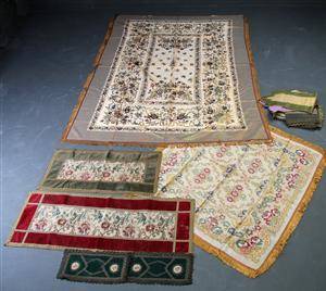 Samling diverse bordtekstiler samt pianotæppe, 1900-tallets første halvdelmidte