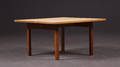 Hans J. Wegner 1914-2007. Sofabord i massiv eg