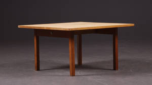 Hans J. Wegner 1914-2007. Sofabord i massiv eg