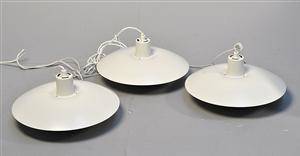 Poul Henningsen. Et sæt på tre PH4 pendler. 3