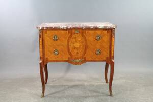 Byrå i rokokostil med stenskiva och mässingsbeslag