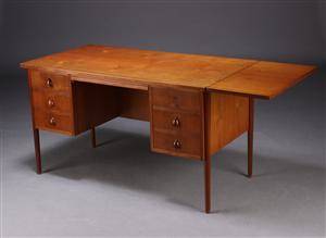 Dansk møbelproducent. Skrivebord, teaktræ