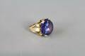 Ring i guld 18 k med lila sten 