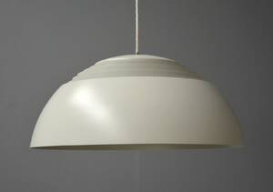 Arne Jacobsen. AJ pendel med hvidlakerede skærme