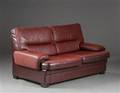 Sofa med betræk af brunt læder og kunstlæder. L. 155.