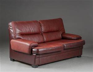 Sofa med betræk af brunt læder og kunstlæder. L. 155.