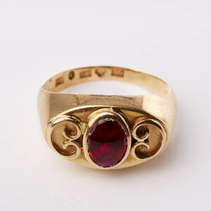 Ring med syntetisk rubin