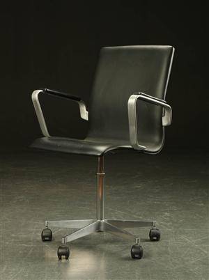 Arne Jacobsen. Oxford kontorstol med sort læder.