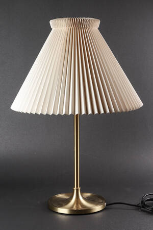 Aage Petersen for Le Klint. Bordlampe af messing, model 328 