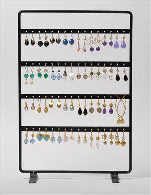 Samling på 32 sæt ørepynt på smykkestativ