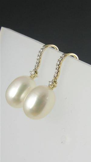 Par perle og brillant ørelokker.