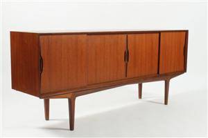 Lav skænk af teaktræ, dansk møbelproducent