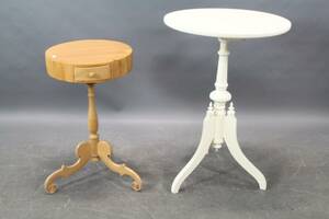 Pelarbord 2 st varav ett med lådor