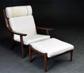 Hans J. Wegner.  Højrygget lænestol med skammel GE- 5302